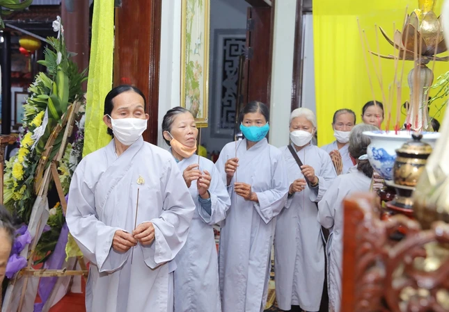 Phật tử chùa Linh Bửu thắp hương tiễn biệt thầy trụ trì