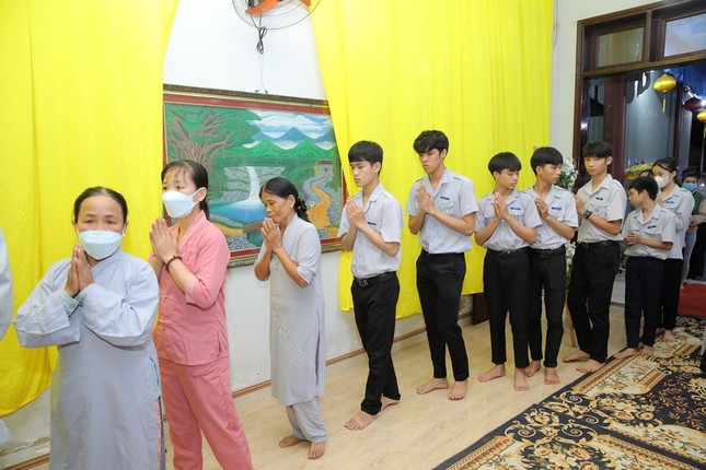 Gia đình Phật tử chùa Linh Bửu tuần tự tiến vào Giác linh đường để thắp hương tiễn biệt thầy cố vấn giáo hạnh Gia đình Phật tử chùa Linh Bửu tuần tự tiến vào Giác linh đường để thắp hương tiễn biệt thầy cố vấn giáo hạnh