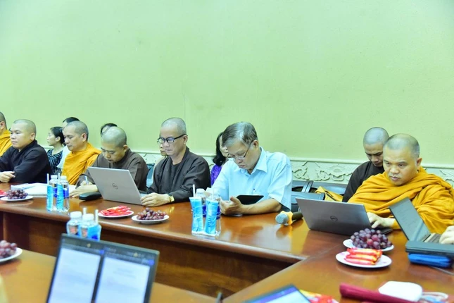 Thành viên Viện Nghiên cứu Phật học VN tham dự phiên họp