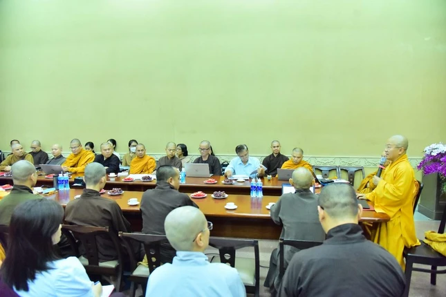 Thượng tọa Thích Nhật Từ báo cáo về kế hoạch tổ chức hội thảo, tọa đàm