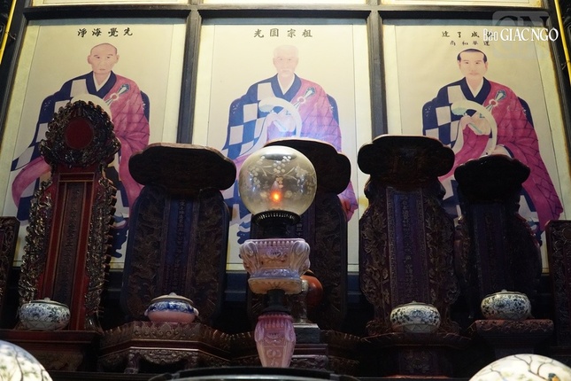 Chùa đã trải qua 11 đời trụ trì từ ngài Linh Nhạc - Phật Ý; Tổ Tông - Viên Quang; Tiên Giác - Hải Tịnh... đều là những bậc cao Tăng có nhiều đóng góp cho sự nghiệp hiển hưng Đạo pháp