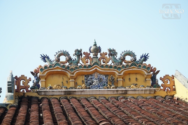 Lưỡng long tranh châu thường được thấy nhiều trên các chùa, đình nếp xưa