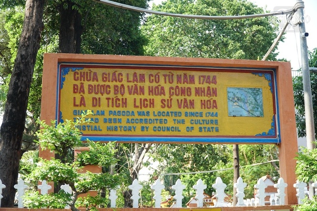Tấm bảng thông tin về năm thành lập và được công nhận Di tích lịch sử văn hóa cấp quốc gia bằng hai ngôn ngữ Việt và Anh
