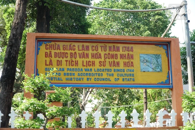 Tấm bảng thông tin về năm thành lập và được công nhận Di tích lịch sử văn hóa cấp quốc gia bằng hai ngôn ngữ Việt và Anh
