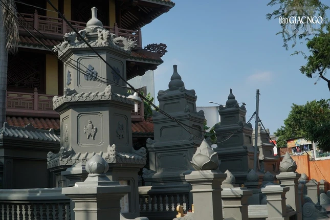 Vườn tháp - nơi lưu dấu trác tích của các bậc Tổ sư đã giữ gìn và phát triển tổ đình 300 năm qua