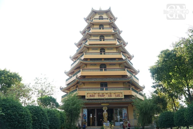 Bảo tháp xá-lợi phía tay trái từ cổng tam quan đi vào