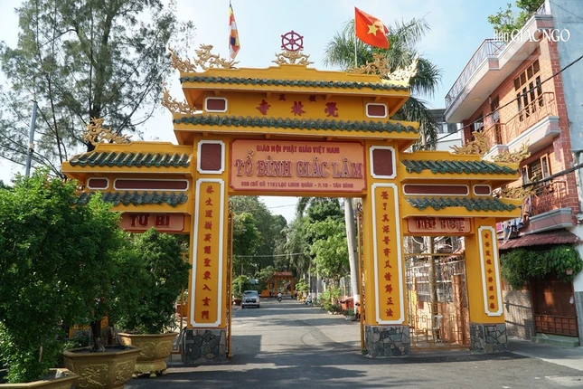 Cổng tam quan dẫn vào tổ đình 300 năm tuổi