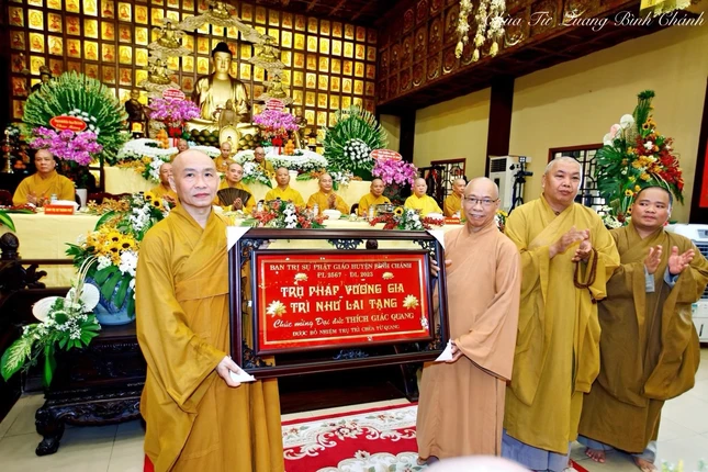 Hòa thượng Thích Huệ Minh, Trưởng ban Trị sự GHPGVN H.Bình Chánh tặng khánh vàng chúc mừng Đại đức tân trụ trì chùa Từ Quang