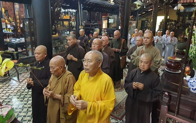 Thắp hương tưởng niệm Đại tường Hòa thượng Thích Huệ Xướng