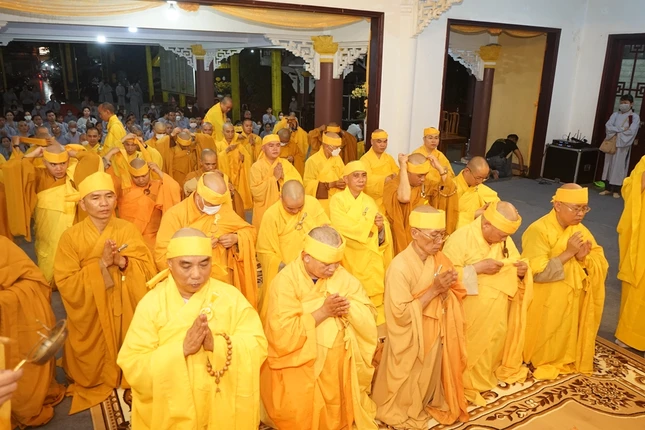 Môn đồ pháp quyến thọ tang báo đáp ân sư