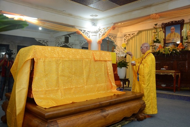 Trưởng lão Hoà thượng Thích Trí Viên sái tịnh kim quan