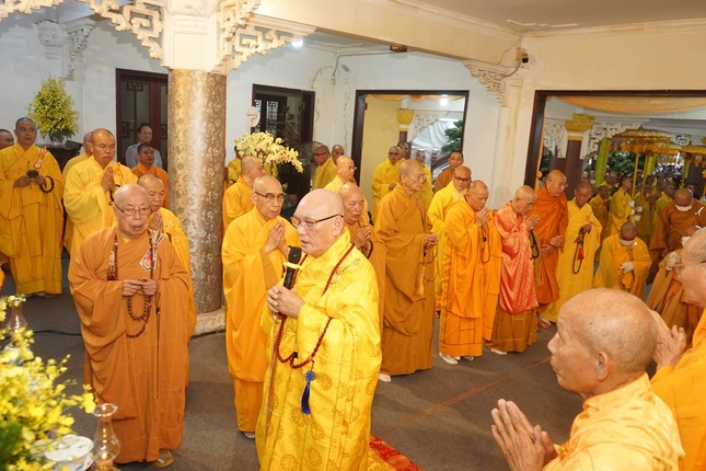 Chư tôn giáo phẩm hộ niệm tại lễ nhập kim quan cố Hoà thượng Thích Thiện Toàn