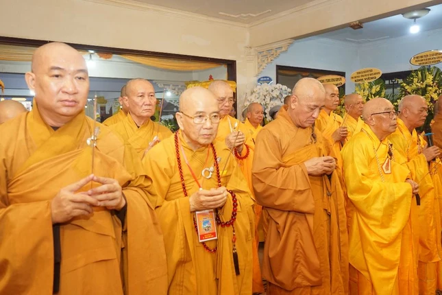 Chư tôn đức Hội đồng Trị sự nhất tâm cầu nguyện Giác linh Hòa thượng tân viên tịch cao đăng Phật quốc