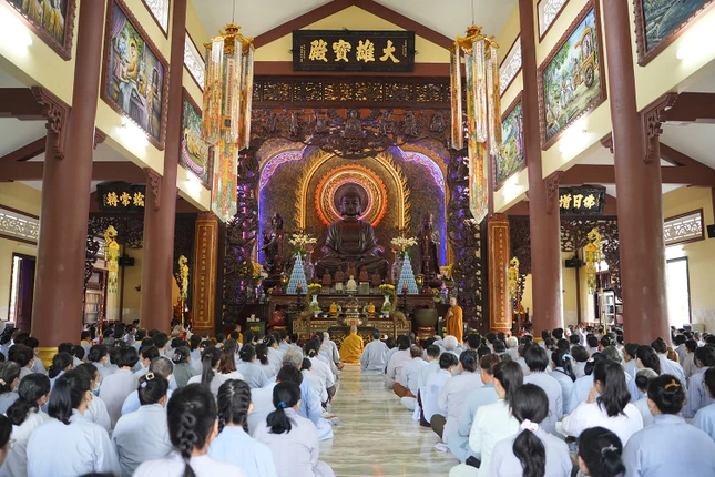 Đại chúng được hướng dẫn tụng kinh và tọa thiền