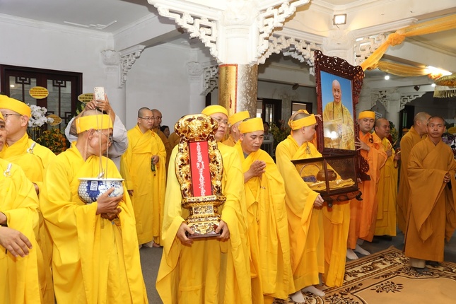 Môn đồ pháp quyến cung thỉnh lư hương, long vị, y bát, di ảnh Hòa thượng Thích Thiện Toàn rời Giác linh đường