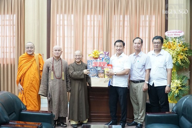 Phòng An ninh Nội địa - Công an TP.HCM tặng quà chúc mừng Phật đản đến chư tôn đức Hội đồng Điều hành Học viện Phật giáo VN tại TP.HCM