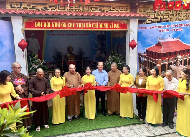 Cắt băng khánh thành "Không gian văn hóa Hồ Chí Minh" tại chùa Giác Nguyên - Ảnh: Ban TT-TT