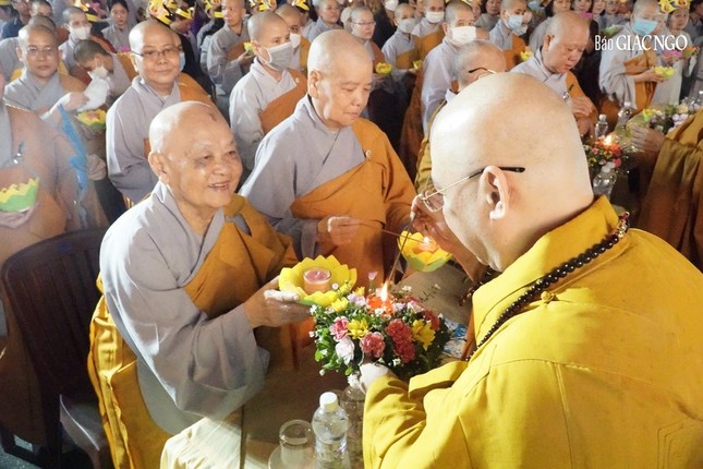 Thắp sáng hoa đăng, nguyện cầu cho ánh sáng tuệ giác của Phật luôn rọi soi đến mọi người