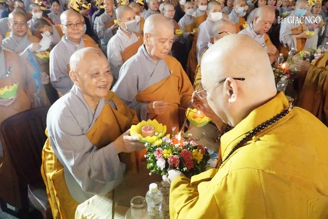 Thắp sáng hoa đăng, nguyện cầu cho ánh sáng tuệ giác của Phật luôn rọi soi đến mọi người