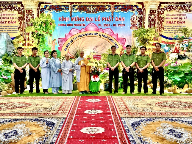 Lãnh đạo Công an huyện thăm chùa Đức Nguyên của Ni sư Thích nữ Thuần Chơn