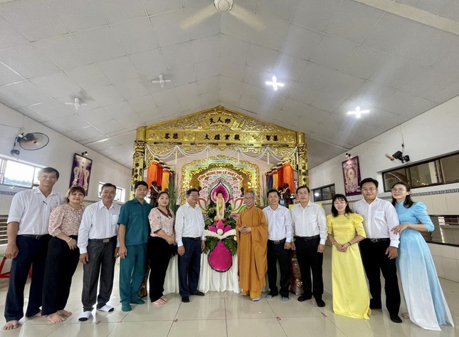 Hòa thượng Thích Huệ Minh, Trưởng ban Trị sự GHPGVN H.Bình Chánh tiếp ông Thái Thành Tâm, Phó Chủ tịch HĐND huyện cùng phái đoàn tại chùa Thiên Trì