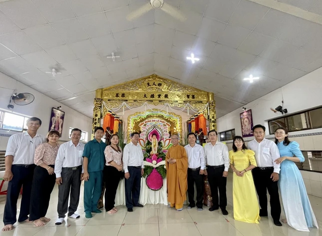 Hòa thượng Thích Huệ Minh, Trưởng ban Trị sự GHPGVN H.Bình Chánh tiếp ông Thái Thành Tâm, Phó Chủ tịch HĐND huyện cùng phái đoàn tại chùa Thiên Trì