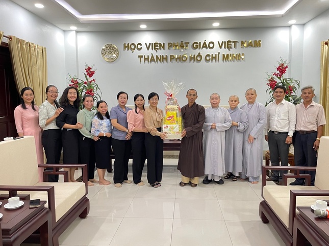 Thượng tọa Thích Phước Lượng, Phó Viện trưởng Học viện Phật giáo VN tại TP.HCM nhận quà chúc mừng Phật đản từ bà Phan Thị Cẩm Nhung, Phó Chủ tịch UBND H.Bình Chánh cùng các thành viên