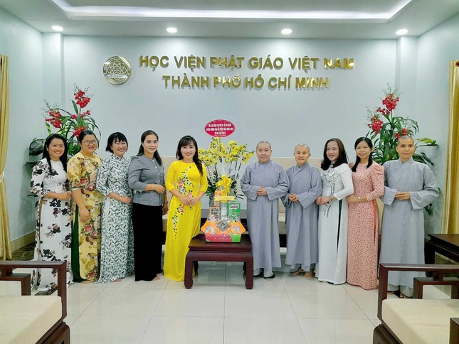 Ni sư Thích nữ Như Nguyệt, Phó Viện trưởng Học viện đón tiếp bà Trịnh Thị Thanh, Phó Chủ tịch Hội Liên hiệp Phụ nữ TP, đại diện Hội Liên hiệp Phụ nữ H.Bình Chánh và địa phương