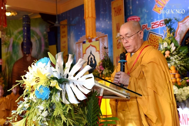 Thượng tọa Thích Đạt Đức đọc diễn văn Phật đản của Hòa thượng Chủ tịch Hội đồng Trị sự GHPGVN