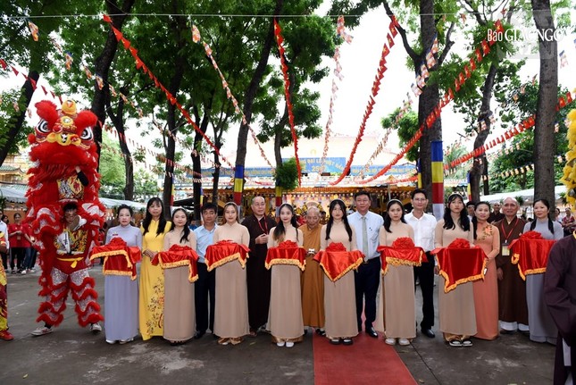 Cắt băng khai mạc ngày hội ẩm thực chay gây quỹ từ thiện