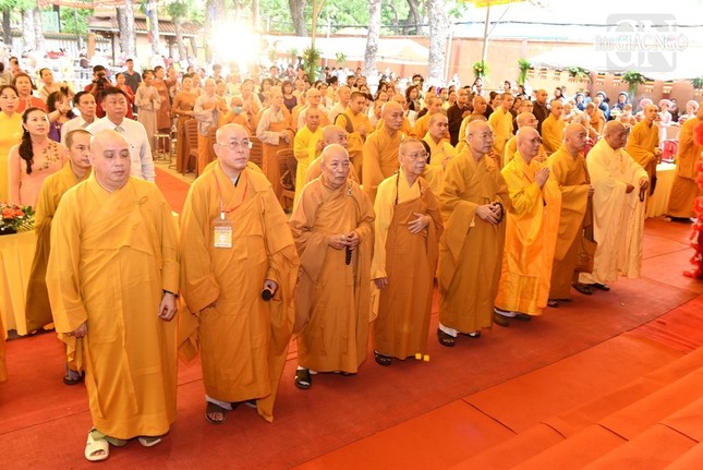 Chư tôn đức chào Quốc kỳ và Đạo kỳ