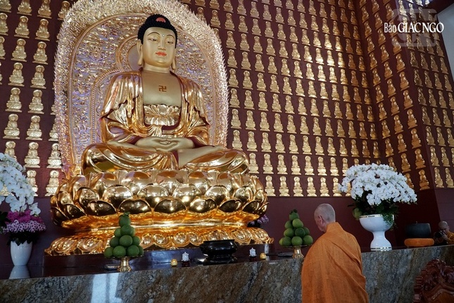 Đức Pháp chủ hướng về tôn tượng Đức Phật tại chánh điện trong khuôn viên Học viện