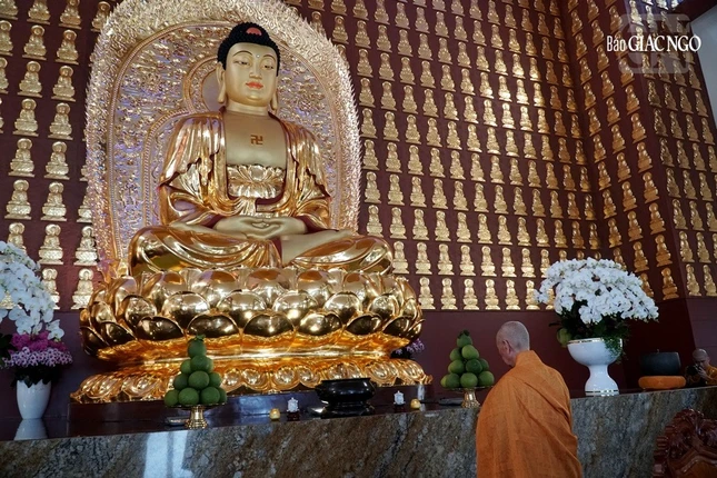 Đức Pháp chủ hướng về tôn tượng Đức Phật tại chánh điện trong khuôn viên Học viện