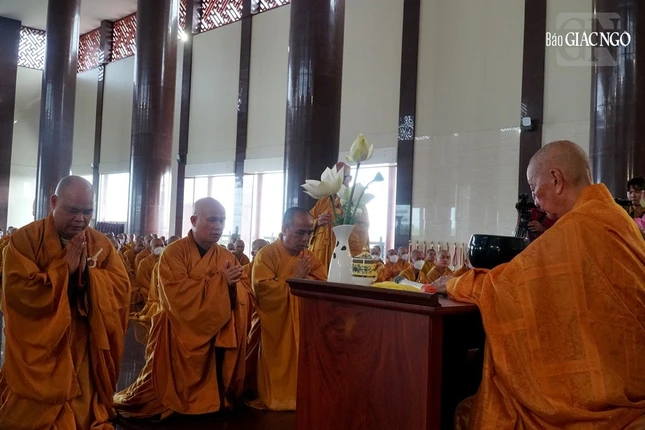 Chư tôn đức Phó Viện trưởng Học viện tác pháp an cư với Đức Pháp chủ GHPGVN