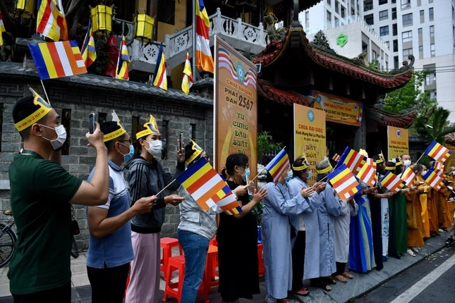 Chư Tăng và Phật tử chùa Đại Giác đón mừng đoàn xe diễu hành ngang qua