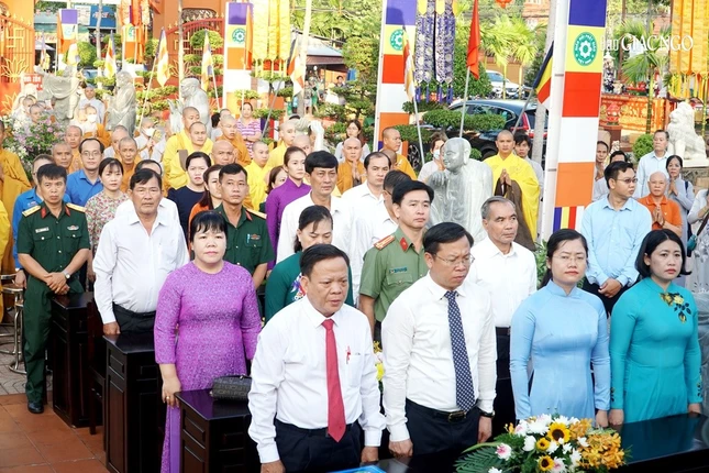 Lãnh đạo Đảng, chính quyền quận và phường tham dự lễ Phật đản