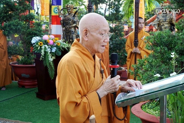 Trưởng lão Hòa thượng Thích Minh Thông tuyên đọc Thông điệp Phật đản