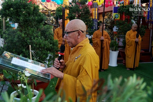 Hòa thượng Thích Huệ Thông đọc Diễn văn Phật đản của Hội đồng Trị sự GHPGVN