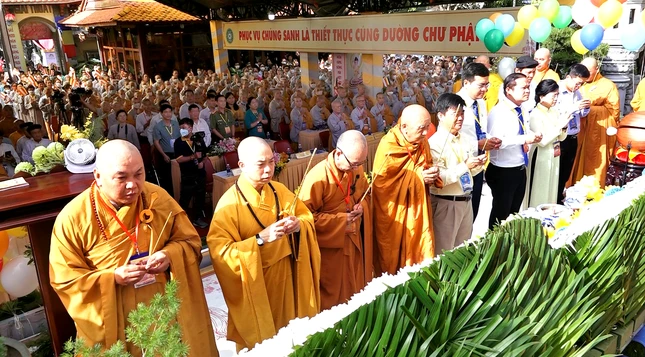 Chư tôn đức cùng đại biểu dâng hương