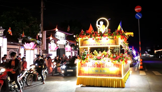 Đoàn xe hoa của Phật giáo H.Bình Chánh diễu hành trên các tuyến đường vào đêm 12-4 ÂL