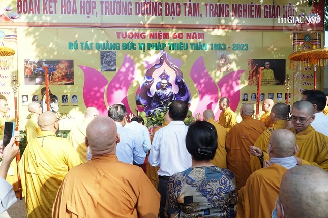 Thắp hương tưởng niệm Bồ -tát Thích Quảng Đức và chư Thánh tử đạo