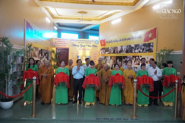 Cắt băng khánh thành không gian văn hóa Hồ Chí Minh tại chùa Pháp Bửu