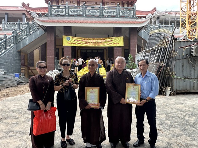 Ông Huỳnh Văn Bé trao thư cảm ơn đến chư tôn đức Ban Trị sự GHPGVN TP.HCM