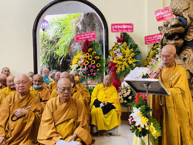 Hòa thượng Thích Giác Trí phát biểu khai mạc và dâng lời tưởng niệm