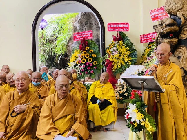 Hòa thượng Thích Giác Trí phát biểu khai mạc và dâng lời tưởng niệm