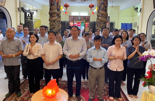 Lãnh đạo chính quyền, các ban ngành TP.HCM, Q.Phú Nhuận và phường sở tại dâng hương chiều 19-4-Quý Mão