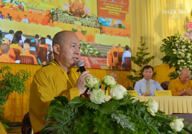 Thượng tọa Thích Đức Thiện trình bày tham luận Thượng tọa Thích Đức Thiện trình bày tham luận