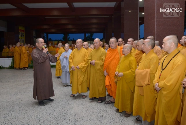 Thượng tọa Thích Tâm Hải giới thiệu về tư liệu báo chí tại buổi triển lãm