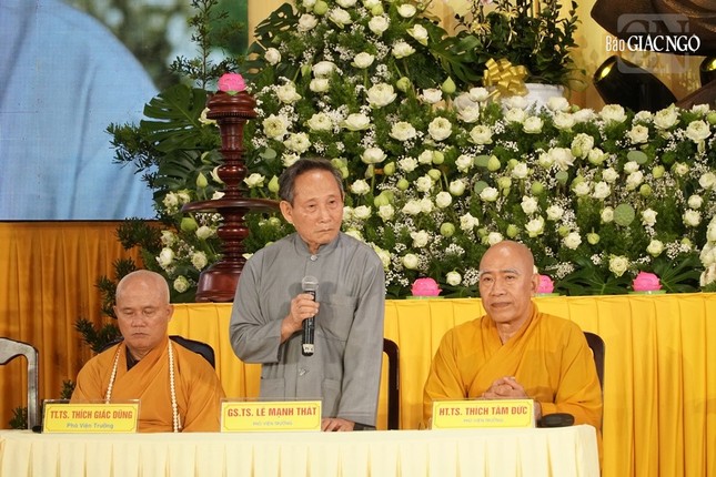 Giáo sư Lê Mạnh Thát phát biểu nêu một số tài liệu quý vẫn chưa được nghiên cứu