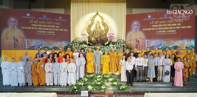 Chư tôn đức và đại biểu chụp hình lưu niệm tại phiên bế mạc